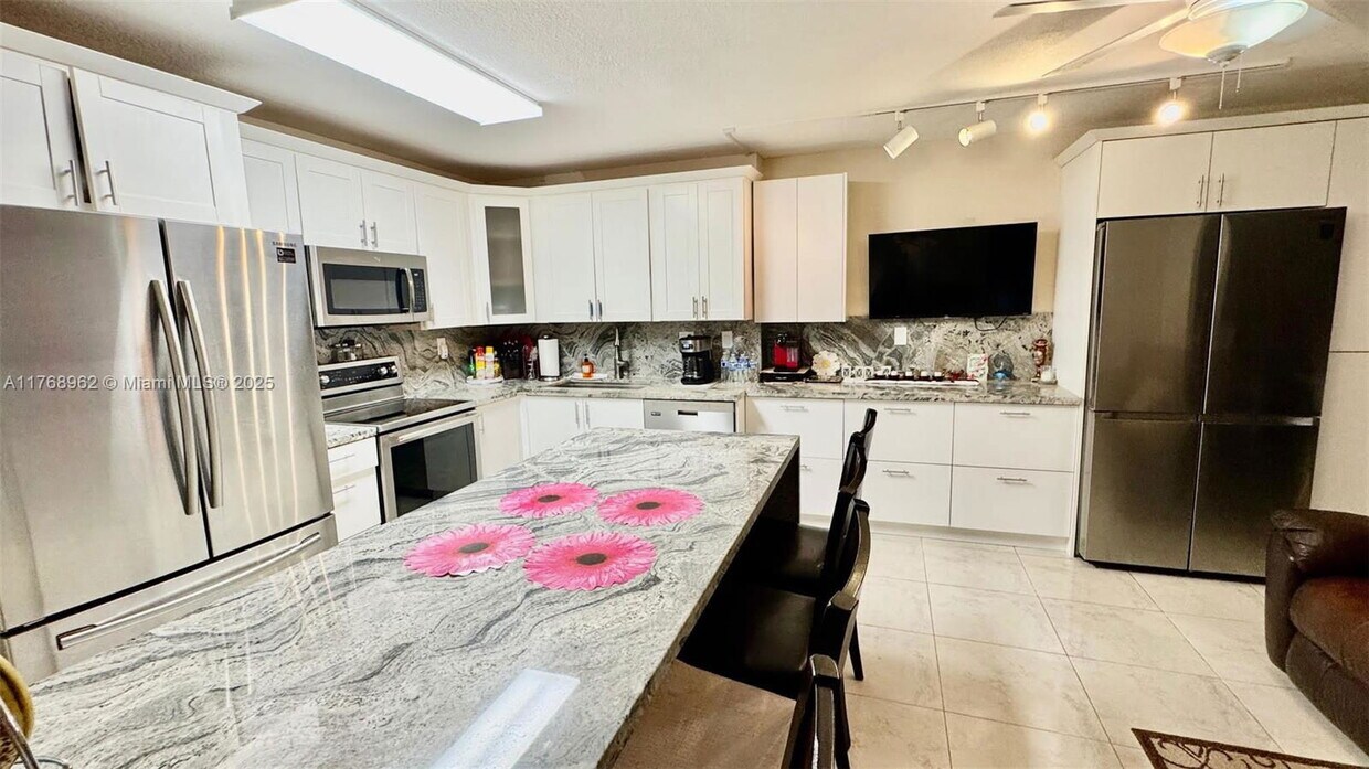 Foto principal - 20381 NE 30th Ave