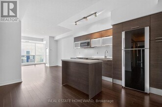 Building Photo - 386 Yonge St