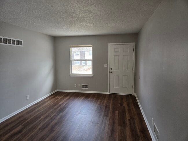 Building Photo - 931 SW Kingscross Rd