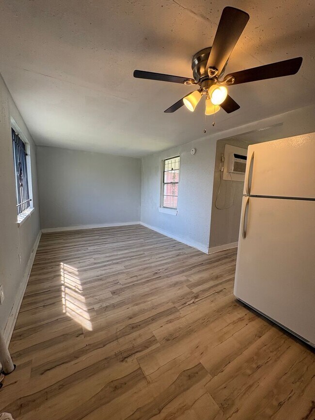 Foto del edificio - 3023 Oak Forest Ln