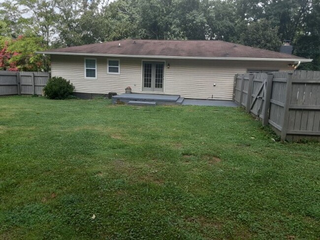 Foto del edificio - Hard to Find Rancher in Oak Ridge with 2 car garage