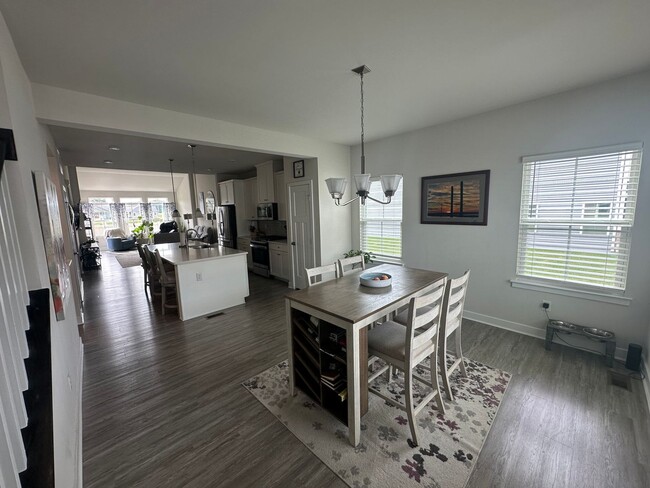 Building Photo - Townhouse in Sunset Glen