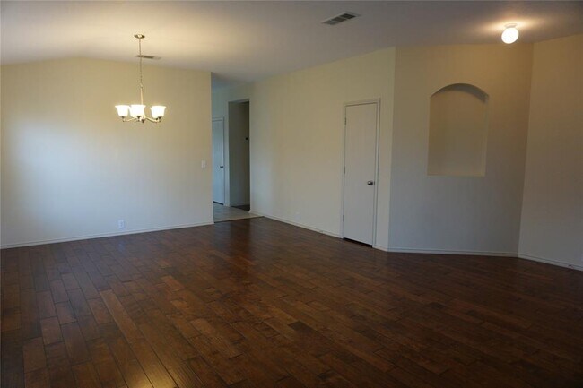 Building Photo - 2417 Hampton Dr