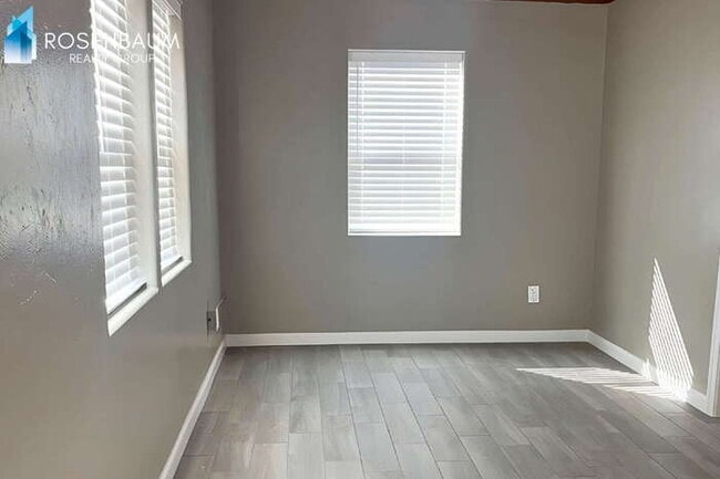 Foto del edificio - 2145 N Bell Ave