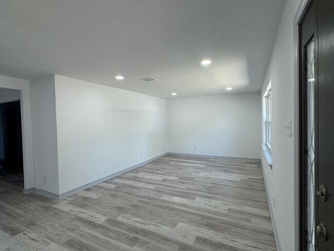 Foto del edificio - Move in Ready - 3 bedroom 2 bath 2 car garage