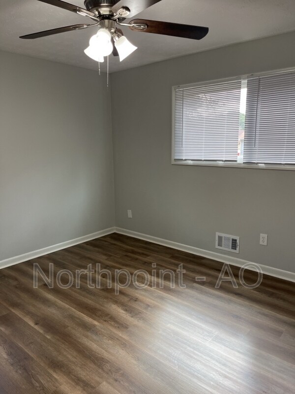 Building Photo - 979 Pinecrest Dr