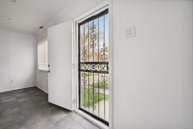 Building Photo - 2 bedroom $1000