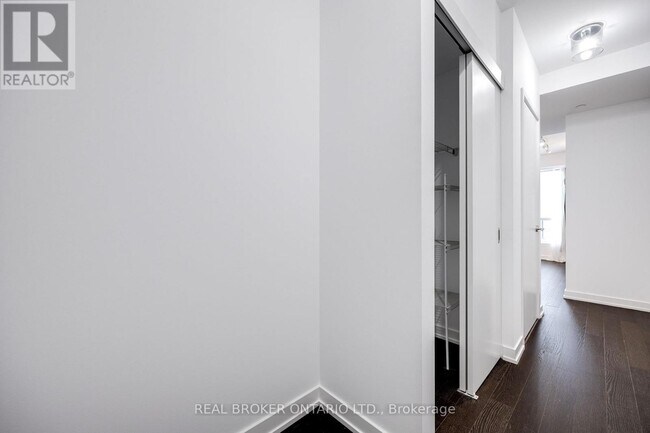 Photo du bâtiment - 1030 King St W