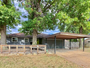 Building Photo - 805 N Markwell Ave