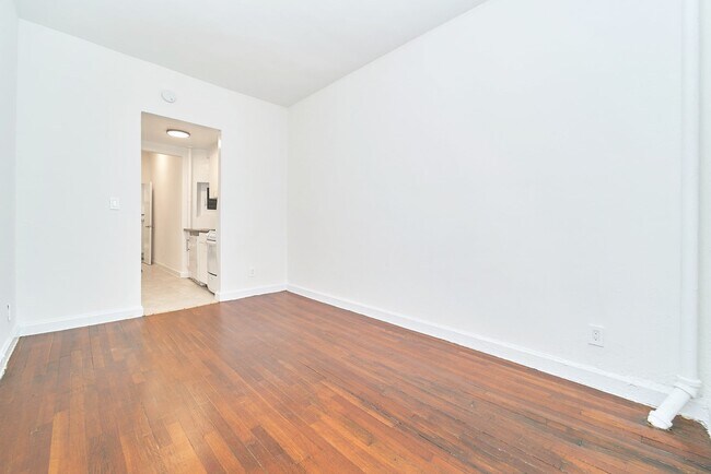 Foto del edificio - Large studio Elevator Building in the heart of Hell's Kitchen