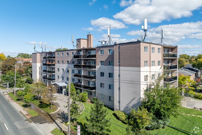 Building Photo - 3905 Bathurst St