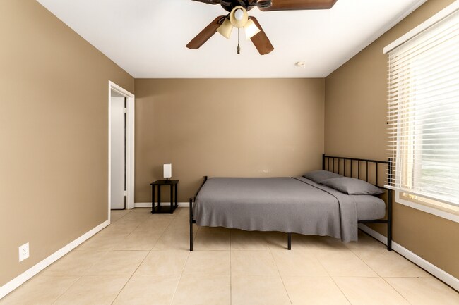 Foto del edificio - 2348 W Laurel Ln