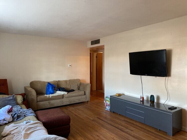 Foto del edificio - STUDENTS WELCOME! Campus West 5 Bed 2 Bath...
