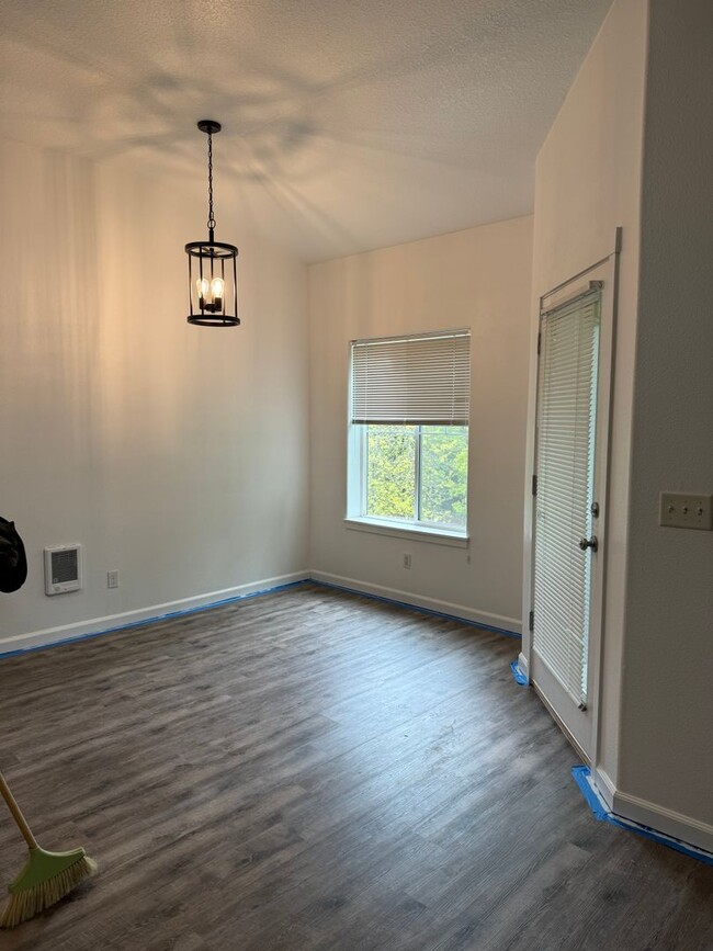 Building Photo - Grand Oaks 2 bedroom Condo