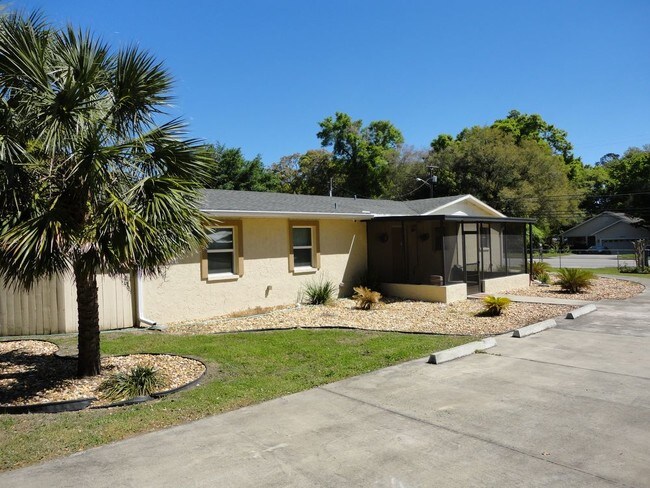 Building Photo - Large 4 bedroom/3bath home
