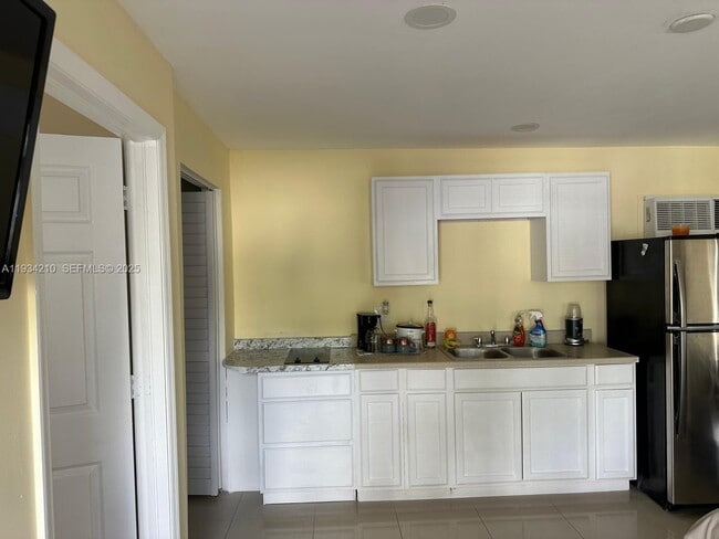 Building Photo - 5440 SW 101st Ave