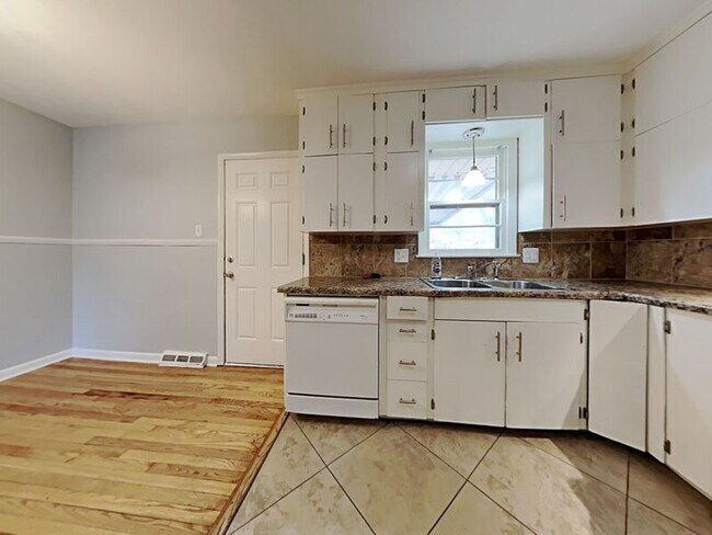 Foto del edificio - 7404 Hedges Ave