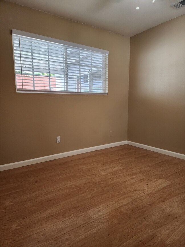 Foto del edificio - 504 Carlsbad St