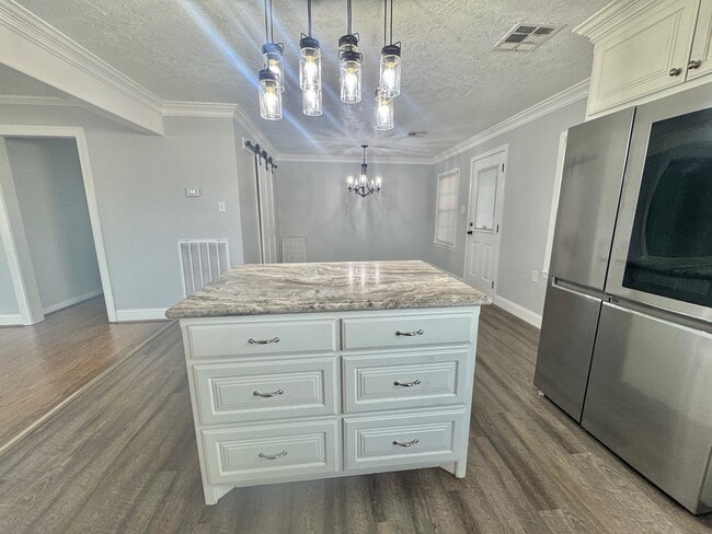 Building Photo - 702 Marion St