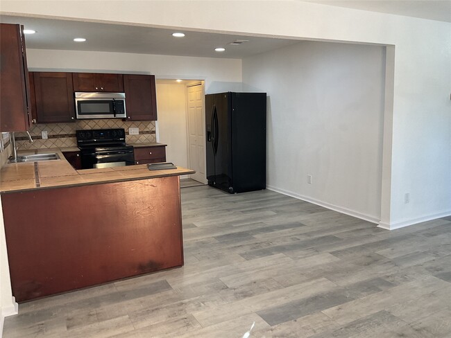 Building Photo - 5728 Sylvia Dr