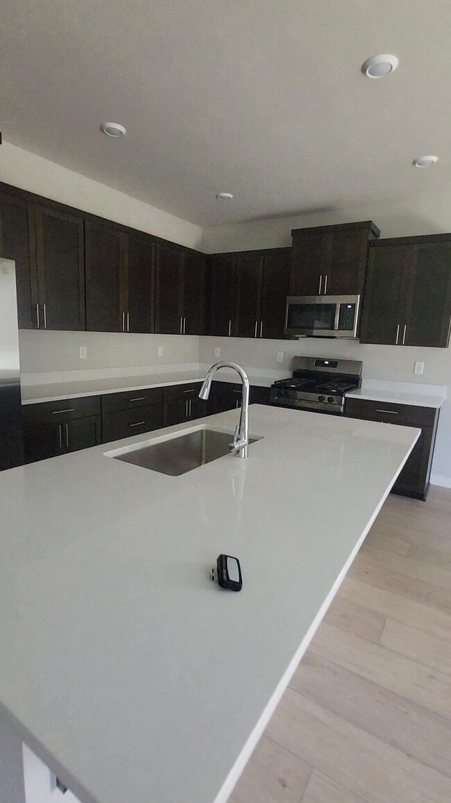 Building Photo - 20683 NE Town Dr