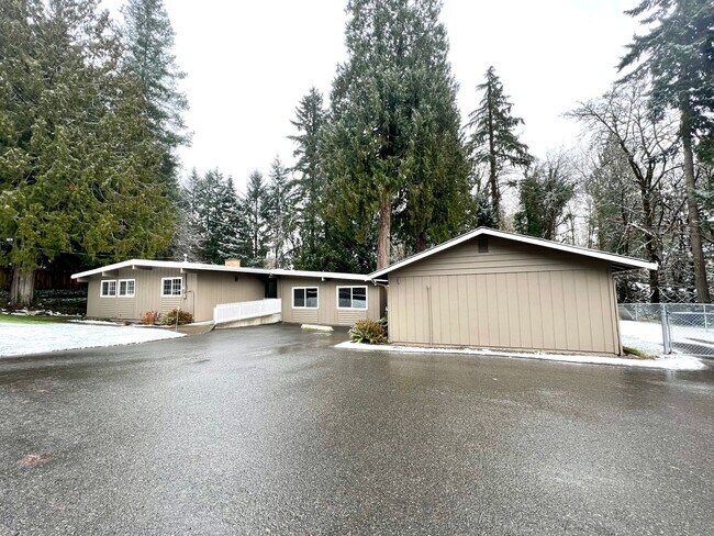 Foto del edificio - Gig Harbor Updated 4 bed 2 bath & Big Yard