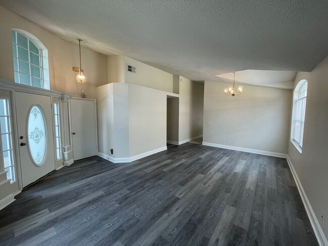 Building Photo - Available October 1st!  4 Bedroom, 2 Bathr...