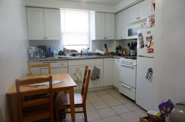 Building Photo - Nice 2 bed in Allston