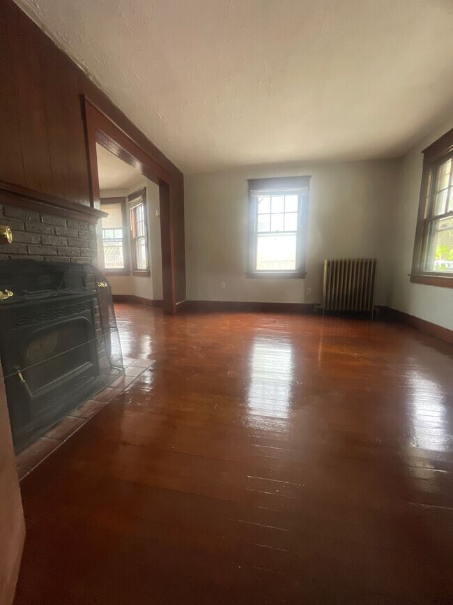 Building Photo - Spacious 3 Bed, 2 Bath Single Family home ...
