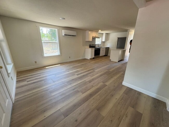 Building Photo - Freshly Remodeled 2 Bedroom Home