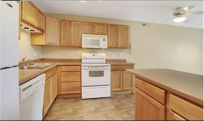 Building Photo - 880 Lyn Way