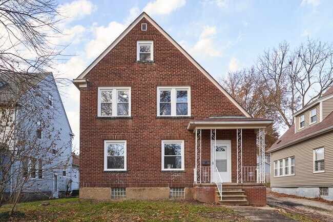 Foto del edificio - Large Firestone 4 Bed Brick Home