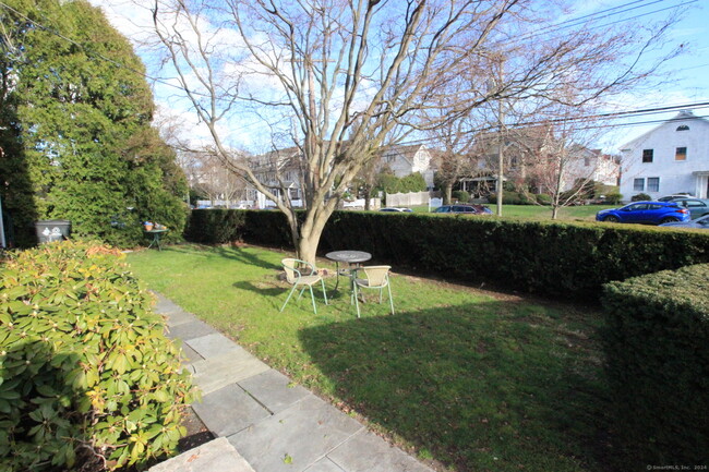Foto del edificio - 30 Maple Tree Ave