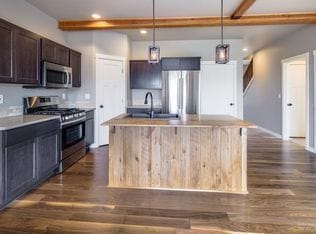 Building Photo - NW Townhome with Beautiful Finishes!