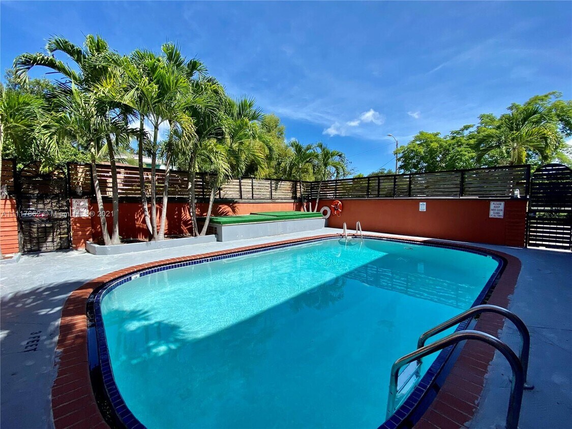 Foto del edificio - 421 NE 68th St