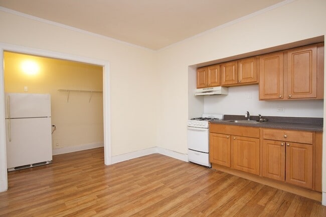 Building Photo - 3335 W Diversey Ave