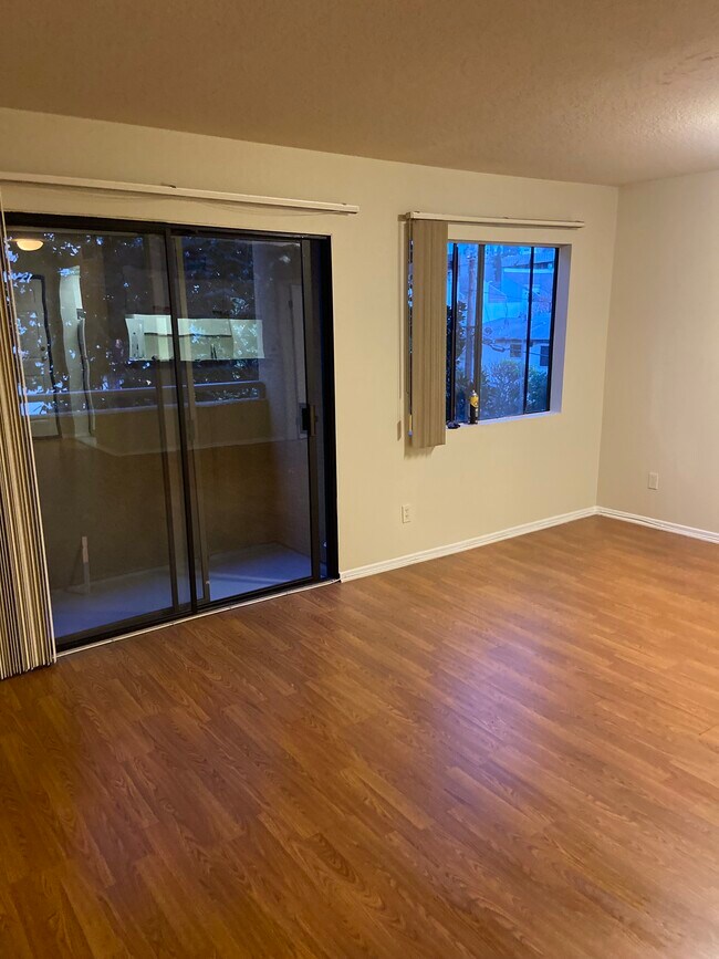 Foto del edificio - Midvale Ashton Plaza