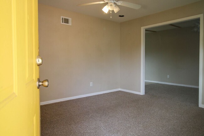 Foto del edificio - Stunning 3 Bed 1 Bath In Quiet Neighborhood: