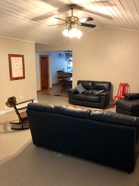 Foto del edificio - 3 Bedrooms, 2.5 Bathrooms Single Family Home in Crosby, MN w/2.5 car insulated garage