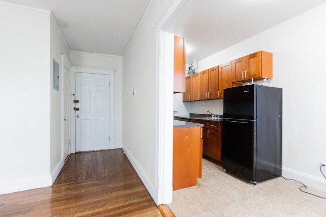 Building Photo - 9/1 No Fee! Renovated 1BR in Fenway elevat...