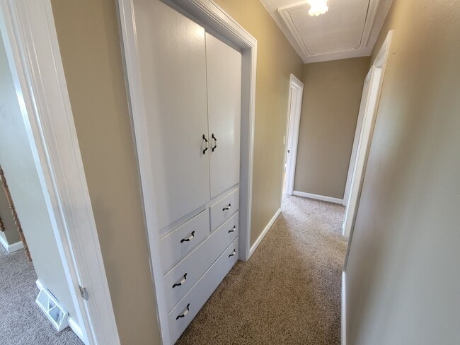 Building Photo - AVAILABLE JUNE - 5 Bed/2 Bath Home Close To Campus!