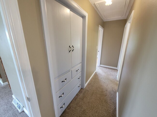 Foto del edificio - AVAILABLE JUNE - 5 Bed/2 Bath Home Close To Campus!