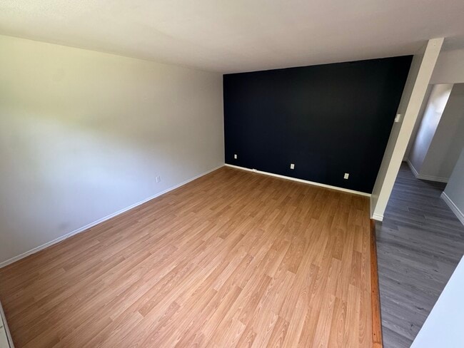 Building Photo - 3 Bed 1.5 Bath Townhome for Rent