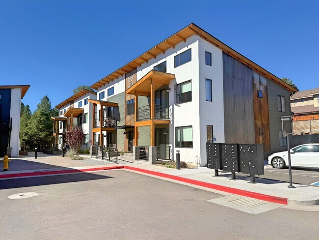 Building Photo - 1221 E Emma Dr