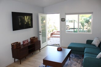 Entry - 1637 Grove Rd