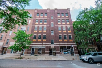 Building Photo - 1921 W Diversey Pkwy