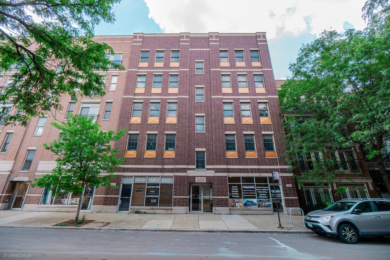 Primary Photo - 1921 W Diversey Pkwy