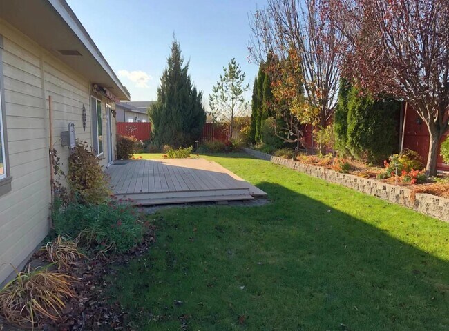 Building Photo - 212 SW Malibu Dr