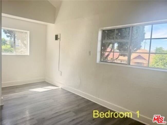 Foto del edificio - 204 W 52nd Pl