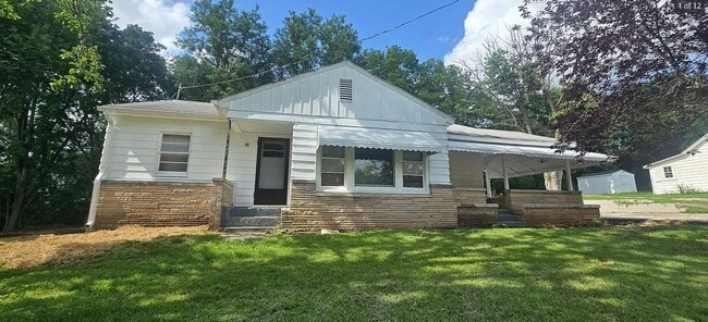 Building Photo - 2 properties on 2+ acres in south east springfield